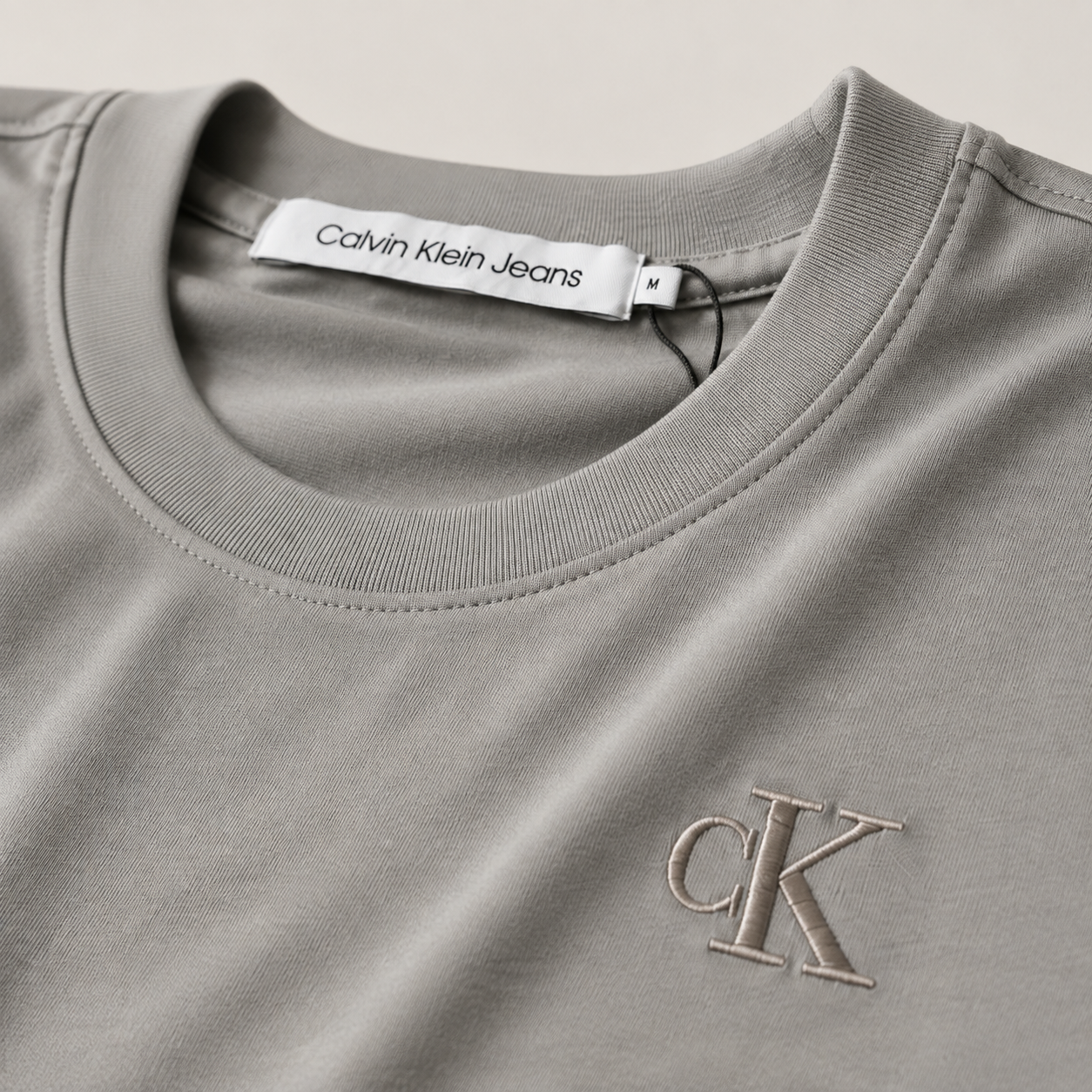 files/CAL-134-SSCRTS_SOL-GRY_Neckline.png