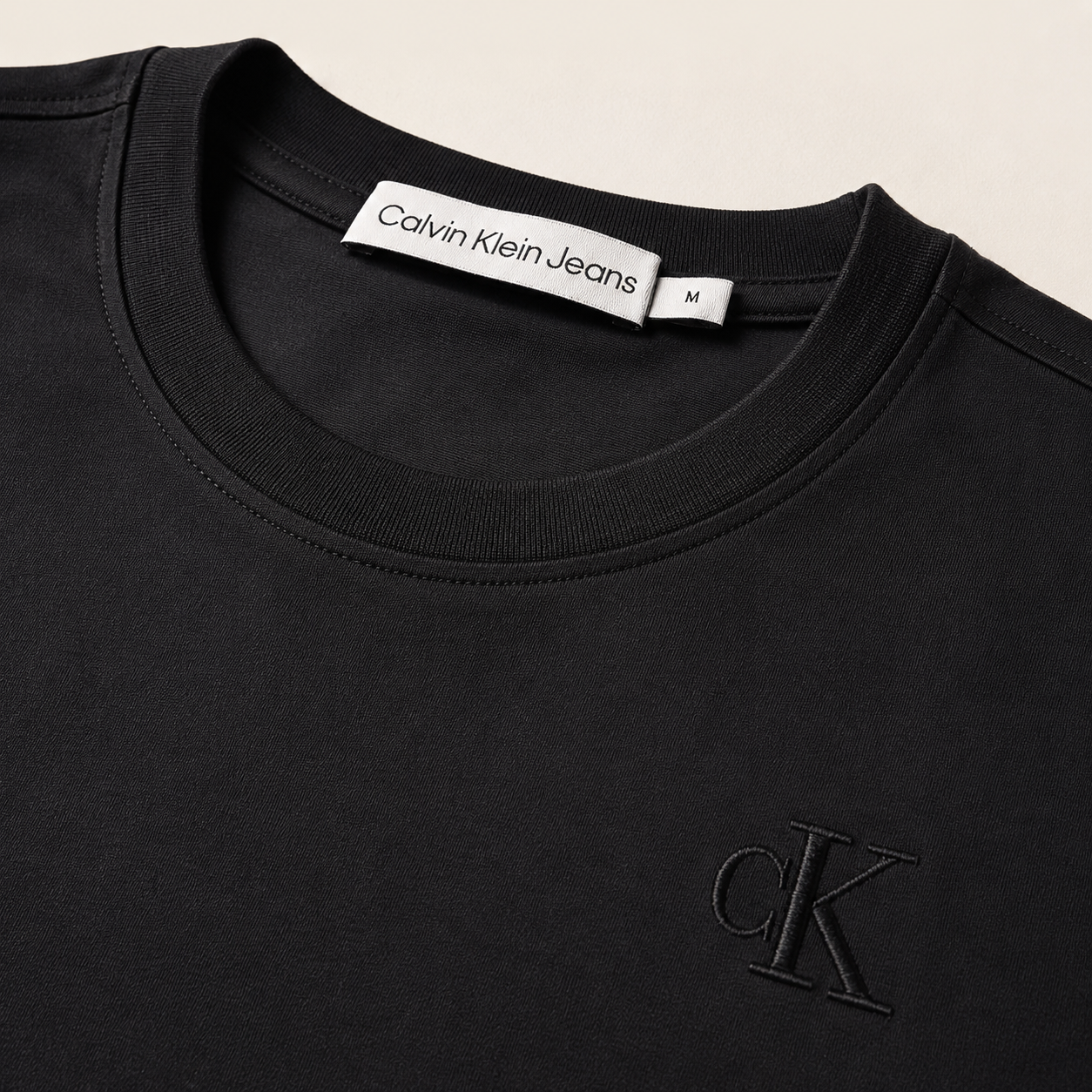 files/CAL-135-SSCRTS_SOL-BLK_Neckline.png